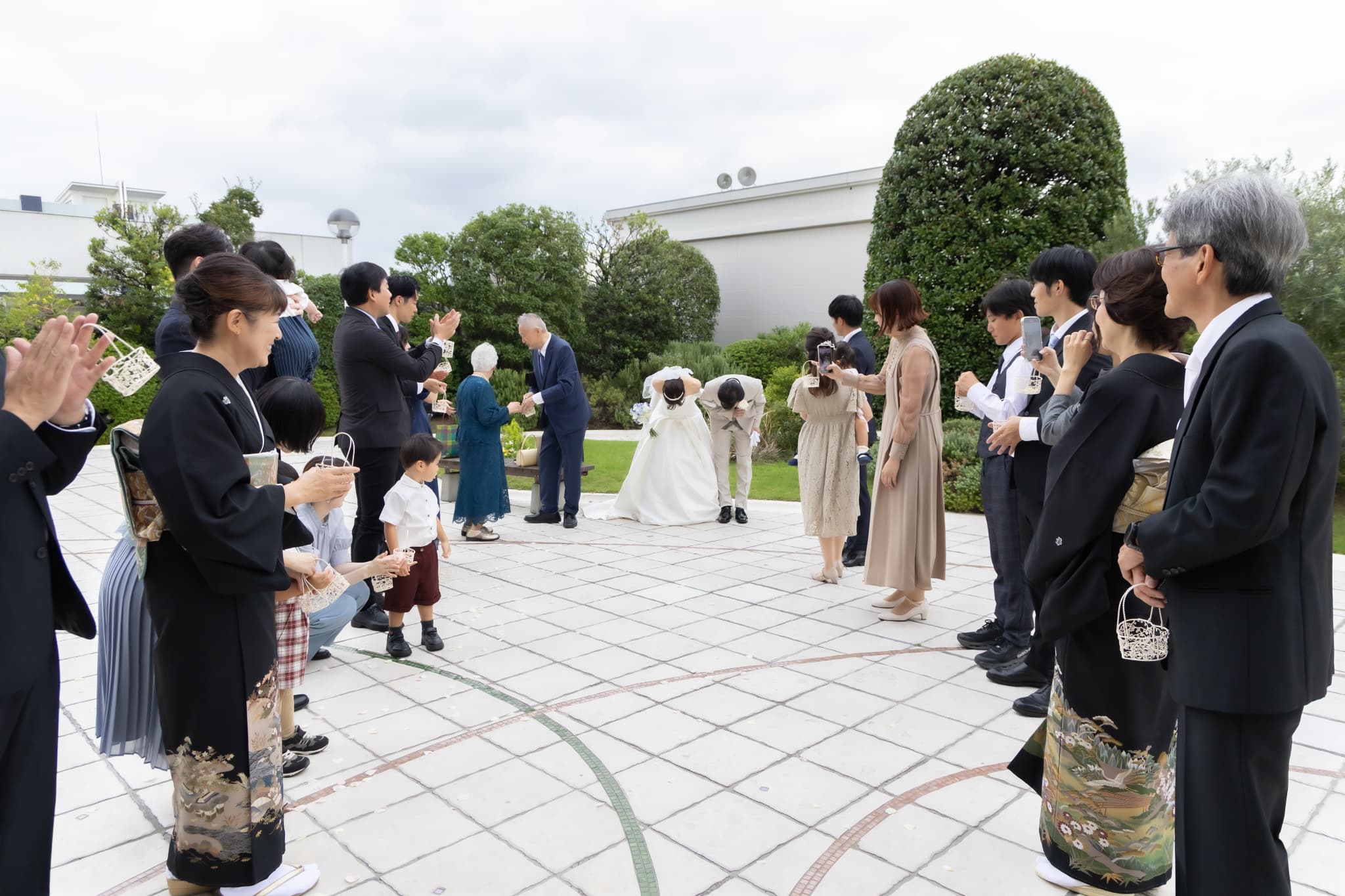 祝福の中で歩き出す、おふたりの新しい一歩